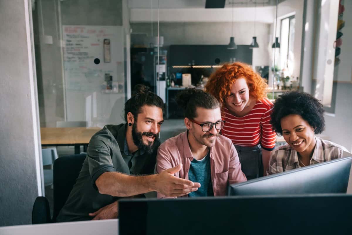 Equipo trabajando en un proyecto en un entorno colaborativo de oficina.