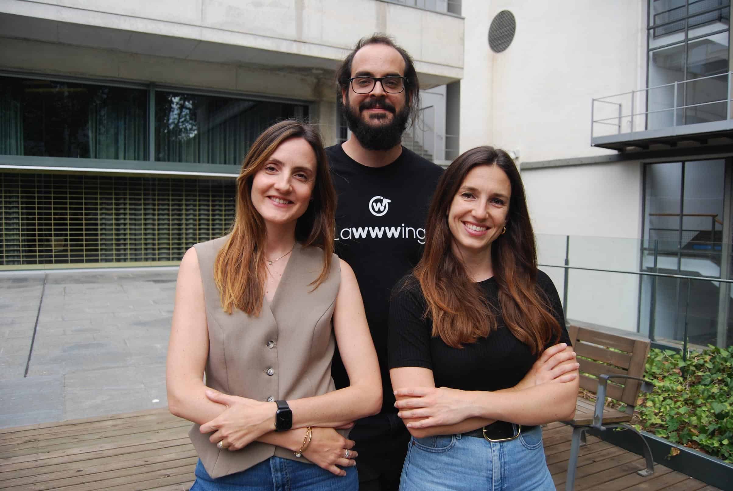 Miembros del equipo de Lawwwing sonriendo y posando al aire libre en un entorno profesional, con uno de ellos vistiendo una camiseta de la marca Lawwwing.