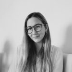 Alejandra Pont, Co-Founder de Miistico, sonríe mientras comenta su experiencia positiva con Lawwwing para la gestión de cookies y textos legales en su web, destacando su fácil implementación y excelente servicio.