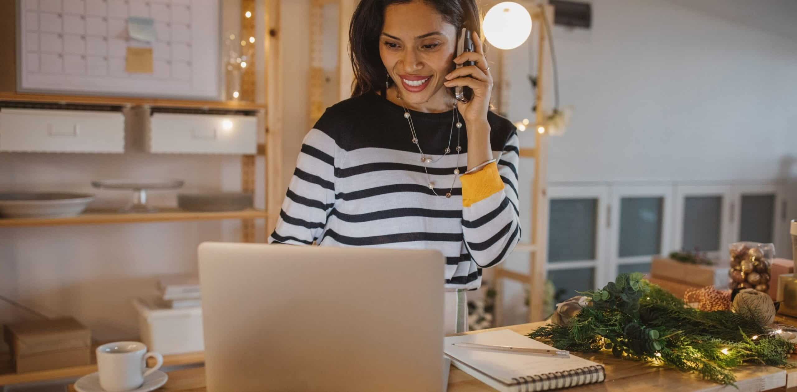 mujer emprendedora trabajando con ordenador y mobil